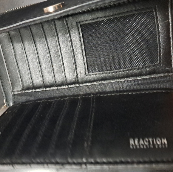 Reaction By Kenneth Cole Black Leather Wallet - Picture 7 of 10